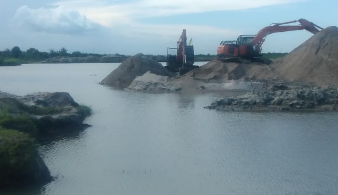 TAMBANG: Aktivitas tambang pasir kuarsa di Desa Gambuslaut Kabupaten Batubara yang dilaporkan ke Polda Sumut.