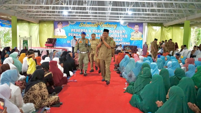 SAPA: Plt Bupati Langkat, H Syah Afandin menyapa masyarakat dalam pengajian akbar di Desa Belinteng, Kecamatan Sei Bingai.Istimewa/Sumut Pos.