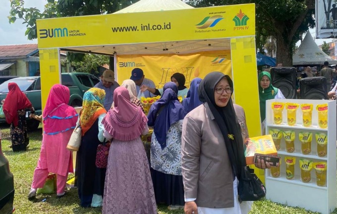 PT Industri Nabati Lestari bersama Disperindag Pemprov Sumut saat menggelar pasar murah minyak goreng. Istimewa/Sumut Pos