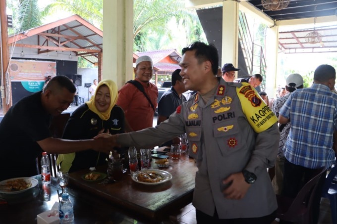 PIMPIN: Kapolres Tebingtinggi AKBP Andreas Luhut Jaya Tampubolon memimpin sertijab dan pelantikan kepada lima pejabat di jajaran hukum Polres Tebingtinggi. SOPIAN/SUMUT POS.