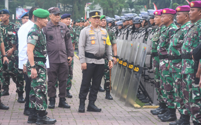 APEL: Pangdam I/BB Mayjen TNI Mochammad Hasan, Kapolda Sumut, Irjen Pol Agung Setya Imam Effendi dan lainnya saat Apel Gelar Pengamanan Pemilu 2024. istimewa/sumutpos.