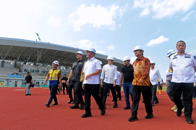 TINJAU STADION: Pj Gubernur Sumut Hassanudin mendampingi Menko PMK Muhadjir Effendy dan Menpora Dito Ariotedjo meninjau progress pembangunan Sumut Sport Centre di Desa Sena, Kecamatan Batangkuis, Kabupaten Deliserdang, Jumat (16/2).