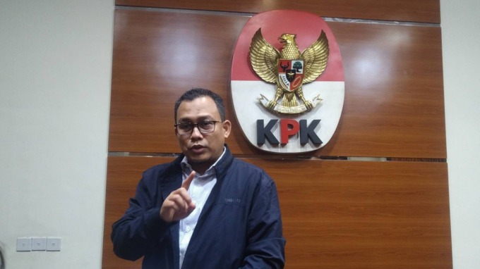 WAWANCARA: Kabag Pemberitaan KPK Ali Fikri saat diwawancarai wartawan.
