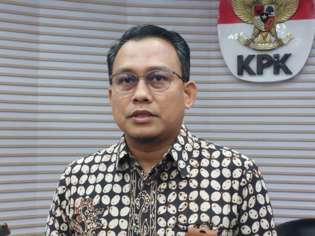 KETERANGAN: Kabag Pemberitaan KPK Ali Fikri saat memberikan keterangan kepada wartawan.
