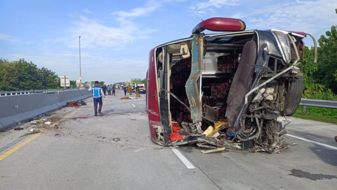 TEMPAT KEJADIAN PERKARA: Suasana di lokasi kecelakaan bus rombongan DPD Partai Hanura Jatim di tol Solo–Ngawi di Desa Sambirejo, Mantingan, Ngawi, kemarin (4/2).ASEP SYAEFUL BACHRI/JAWA POS RADAR NGAWI.
