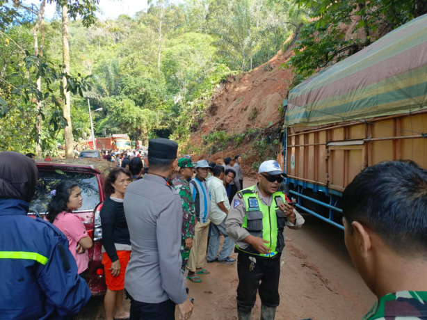 AMANKAN LALIN: Polisi mengamankan lalu lintas di lokasi longsor di Tapanuli Utara (Taput). Dalam peristiwa ini, tiga korban meninggal dunia.istimewa/sumutpos.