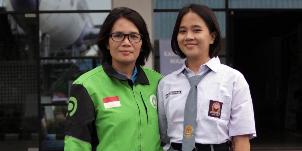 Gracea Elizabeth Zae penerima beasiswa Gojek tahun 2020  bersama Ibunya, Mitra Gojek Medan