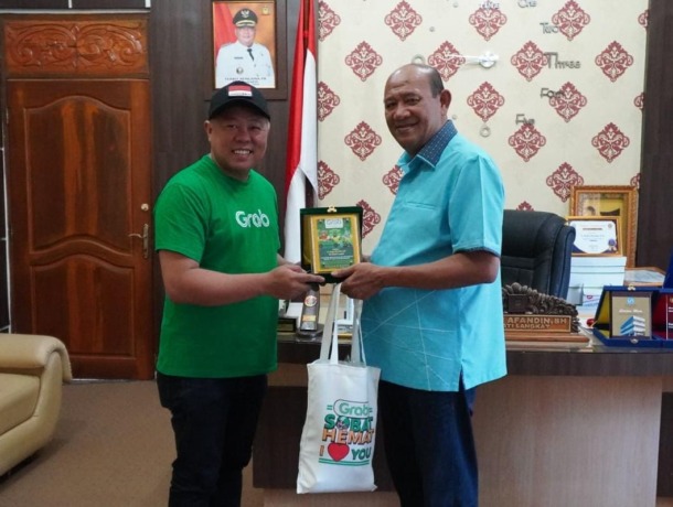Plt Bupati Langkat, H Syah Afandin menerima cinderamata dari Grab