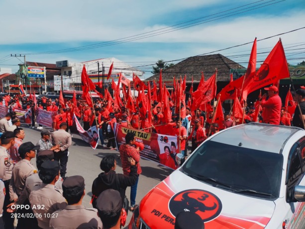 UNJUKRASA. Ketua DPC PDIP Kabupaten Dairi, Resoalon Lumban Gaol bersama fraksi PDIP DPRDSU dan fraksi PDIP DPRD Kabupaten Dairi saat berorasi di depan Kantor Bupati Dairi di Jalan Sisingamangajara Sidikalang, Selasa (6/2/2024).RUDY SITANGGAN