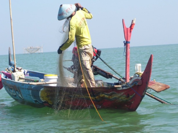 Seorang nelayan sedang melakukan penangkapan ikan.(ist/SUMUT POS)