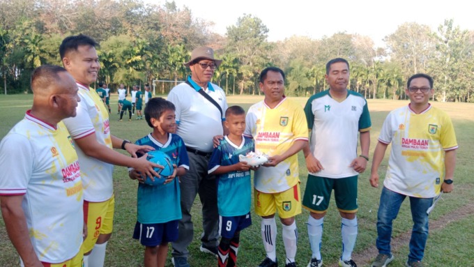 SEPATU: Bupati Sergai Darma Wijaya didampingi Wakil Bupati menyerahkan sepatu bola kepada Febri. (istimewa/sumutpos.co)