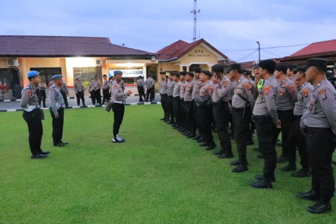 APEL: Kapolres Labuhanbatu memimpin apel pergeseran pasukan (Serpas) pengamanan Pemilu tahun 2024 (fajar)
