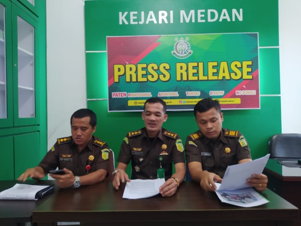VIRAL: Kasi Intel Kejari Medan, Dapot Dariarma, memberikan keterangan terkait video viral di medsos, Senin (12/2/2024).