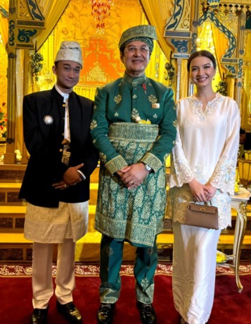 DR H Rahmat Shah bin H Gulrang Shah Al Hafiz memperoleh penganugerahan kurnia gelar Datuk Seri Duta Peduka Raja oleh Sri Paduka Tuanku Sultan Deli XIV di Balairung Istana Sultan Deli, Sabtu (17/2).