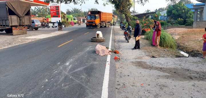 MENINGGAL: Korban meninggal kecelakaan lalu lintas tabrak lari ditutupi kain oleh warga. Kejadian laka lantas ini terjadi di Jalinsum Medan-Tebingtinggi Km 60-70. (Fadly/Sumut Pos)