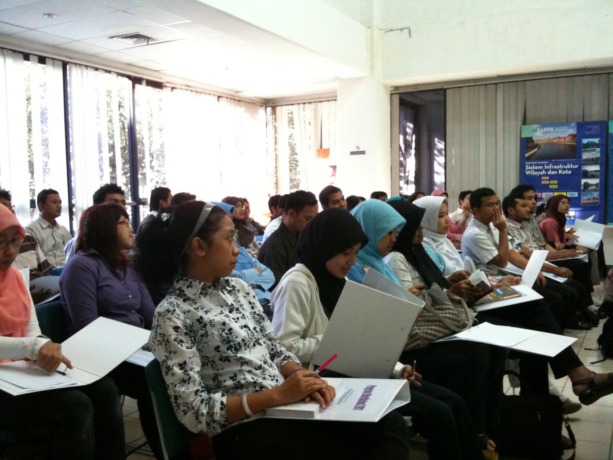 IKUTI: Mahasiswa mengikuti kegiatan perkulihaan di kelas. ILUSTRASI