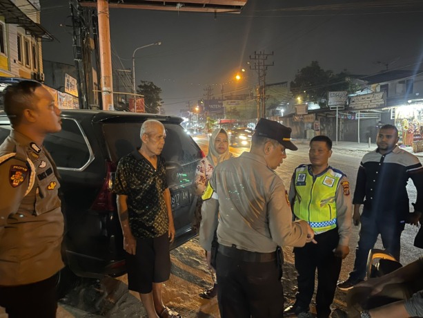 PATROLI GABUNGAN: Polres Pelabuhan Belawan terus mengintensifkan upaya pencegahan gangguan keamanan dan ketertiban masyarakat (kamtibmas) dengan melakukan patroli skala besar pada malam hari.