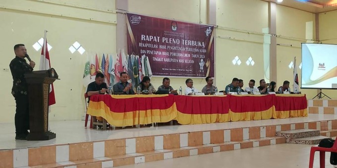 BUKA: Ketua KPU Kabupaten Nias Selatan, Benimeritus Halawa, saat membuka Rapat Pleno Terbuka Rekapitulasi Hasil Penghitungan Perolehan Suara, Sabtu (24/2). (Istimewa)