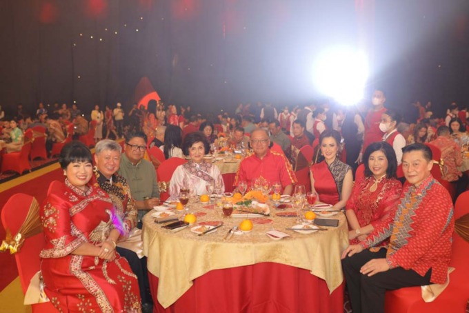 Wakil Direktur Utama Bank Mandiri; Alexandra Askandar; dan Regional CEO Bank Mandiri; M. Ashidiq Iswara berfoto bersama nasabah dalam Perayaan Imlek dan customer gathering di Medan