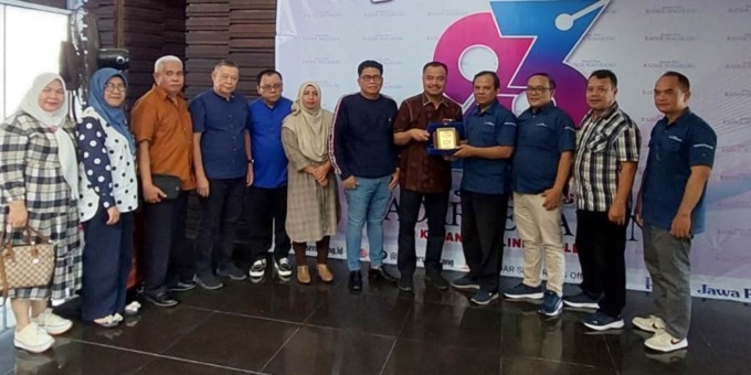 SILATURAHMI : Rombongan SPS Sumatera Utara saat berkunjung ke kantor Jawa Pos Radar Semarang, Jalan Veteran no 55 Semarang Kamis (22/2).