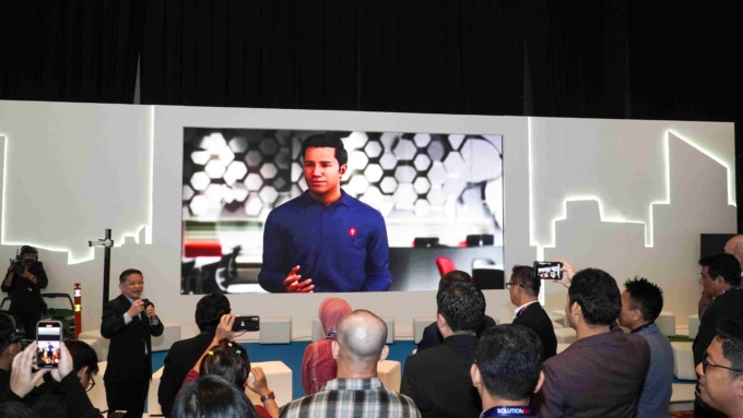 Direktur Planning and Transformation Telkomsel, Wong Soon Nam dan VP Digital Advertising, Wholesale and Interconnect Telkomsel, Arief Pradetya menunjukkan beberapa showcase horizontal bisnis yang ada pada pagelaran Solution Day, antara lain beberapa solus