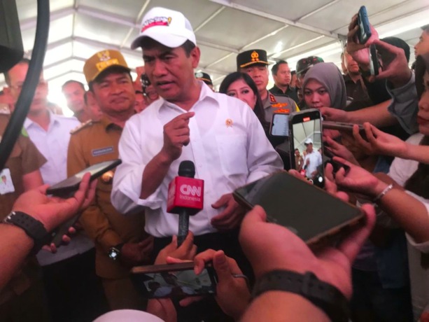 BANTUAN: Menteri Pertanian (Mentan) RI, Andi Amran Sulaiman menyerahkan bantuan pertanian senilai kurang lebih Rp534 miliar di Lapangan Benteng, Medan, Senin (5/2/2024). (BAGUS SYAHPUTRA/Sumut Pos)