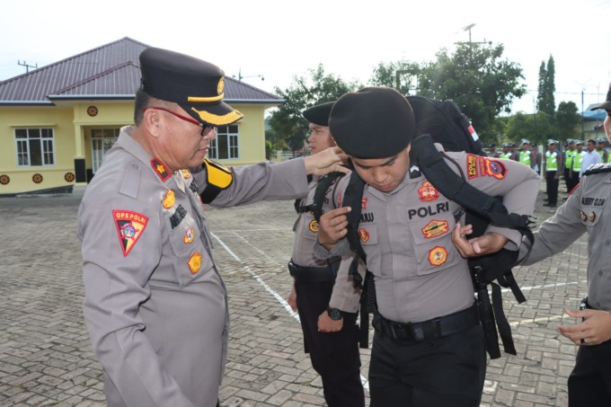 PANTAU: Wakapolres Nisel, Kompol Arius Zega saat pantau personel ketika memakai tas pelengkapan pengamanan TPS.