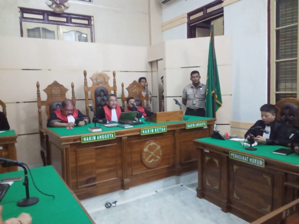 PUTUSAN: Terdakwa Eva Donna Sinulingga saat menjalani sidang putusan di PN Medan, beberapa waktu lalu. (Ist)