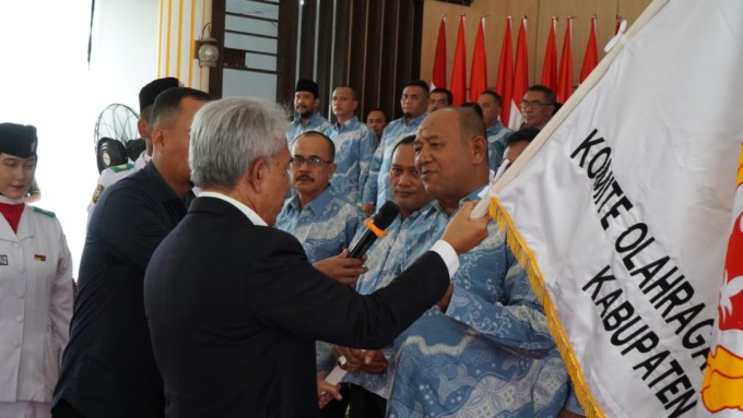 LANTIK: H Syah Afandin saat dilantik sebagai Ketua KONI Langkat periode 2024-2028.Istimewa/Sumut Pos.