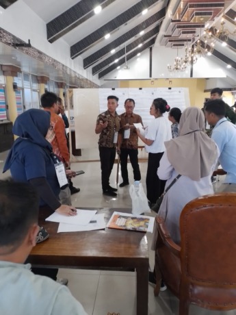 HITUNG SUARA: KPPS di TPS 006 gedung Balai Budaya Sidikalang, Kelurahan Kota Sidikalang, Kecamatan Sidikalang melakukan perhitungan surat suara untuk pasangan Capres/Cawapres.RUDY SITANGGANG/Sumutpos.Jawapos.com.