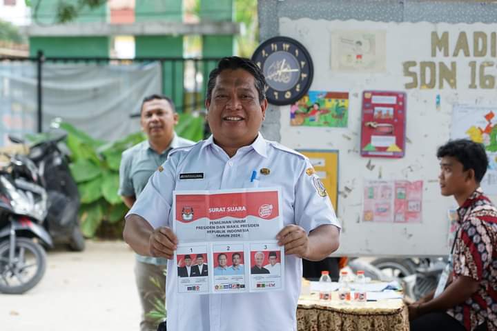 BERIKAN: Pj Wali Kota Tebingtinggi Syarmadani ketika memberikan hak suaranya di TPS SD Negeri 1 Jalan Sutomo Kota Tebingtinggi.