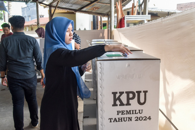 Warga saat memberikan hak suaranya di salah satu TPS