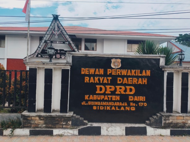 DEPAN: Kantor DPRD Kabupaten Dairi di jalan Sisingamangaraja Sidikalang, tampak dari depan. RUDY SITANGGANG/Sumutpos.Jawapos.com.