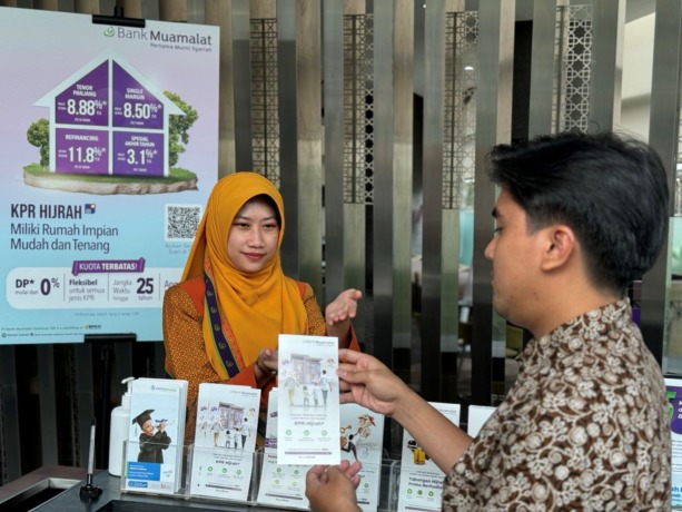 KPR HIJRAH: Seorang nasabah melihat brosur produk KPR Hijrah di kantor cabang PT Bank Muamalat Indonesia Tbk di Jakarta. Pionir bank syariah di Tanah Air ini menargetkan pertumbuhan pembiayaan KPR pada tahun 2024 menjadi Rp5,3 triliun.