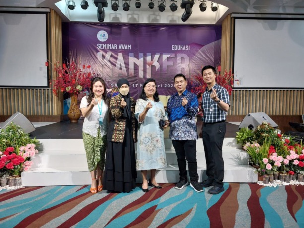 BERSAMA: Presiden Direktur PT. Murni Sadar. Tbk, Dr. dr. Mutiara, MHA, MKT, FISQua bersama Ketua Panitia Kampanye World Cancer Day MTMH dr. Vito Filbert Jayalie, Sp.Onk.Rad, M.M dan narasumber dr. Hadi Marzuki, SpKN-TMK dan dr. Selvi Nafianti, M.Ked (Ped)