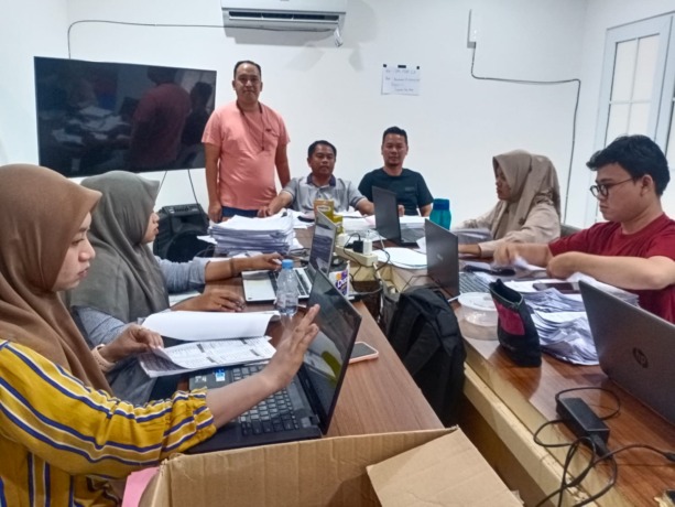 TIM: Ketua DPC PDI Perjuangan H. Darma Wijaya bersama tim dari DPC PDI Perjuangan Kabupaten Sergai.
