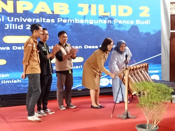 TIMNAS: Rektor Unpab Bidang Akademik dan Kemahasiswaan Siti Anisah ST MT (kanan) dan Kabid Pengembangan Destinasi dan Ekonomi Kreatif Dinas Kebudayaan dan Pariwisata Provsu Meike Ritonga membuka Timnas Unpab jilid 2, Selasa (20/2).DEDDI MULIA PURBA/SUMUT