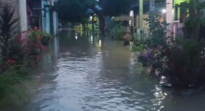 KONDISI: Kondisi banjir kiriman Sei Padang yang masuk kelokasi pemukiman tepatnya di Kelurahan Sri Padang Kecamatan Rambutan Kota Tebingtinggi pagi hari.