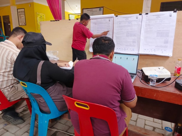 SUARA: Rekapitulasi penghitungan suara di Kecamatan Batangserangan Langkat.Istimewa/Sumut Pos.