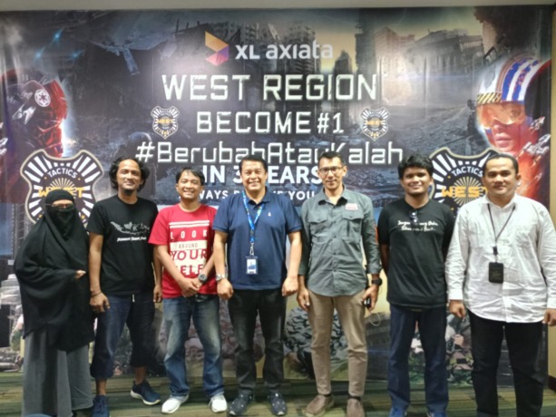 Head of Sales XL Axiata Greater Medan, Horas Lubis dan Corporate Communication XL Axiata West Region, Aldi Desmet saat bersama Ketua dan Pengurus PFI Medan.