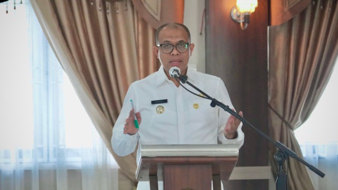 RAKOR: Pj Bupati Langkat, H M Faisal Hasrimy saat memimpin rakor di Ruang Pola Kantor Bupati Langkat, Stabat. Istimewa/Sumut Pos.