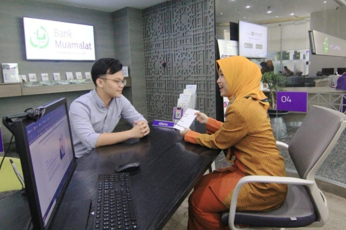 PENJELASAN: Seorang calon nasabah menerima penjelasan dari customer service mengenai produk pembiayaan multiguna PT Bank Muamalat Indonesia Tbk di Jakarta, Kamis (22/2/2024).