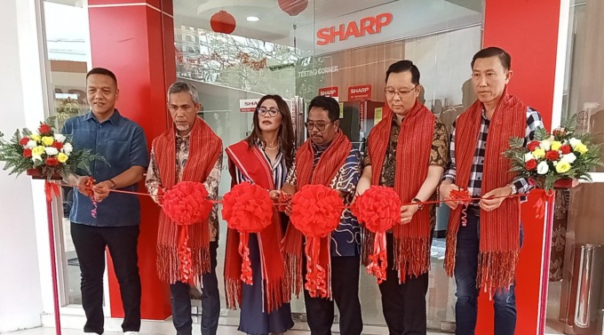 SHARP: Branch Manager PT Sharp Electronics Indonesia Cabang Medan Suwandi (kanan) bersama Agus Soewadjie, Kosmos Bangun beserta istri, Firman dan Rahmad Alam Siregar meresmikan kantor baru Sharp Indonesia Cabang Medan, Jumat (23/2).DEDDI MULIA PURBA/SUMUT