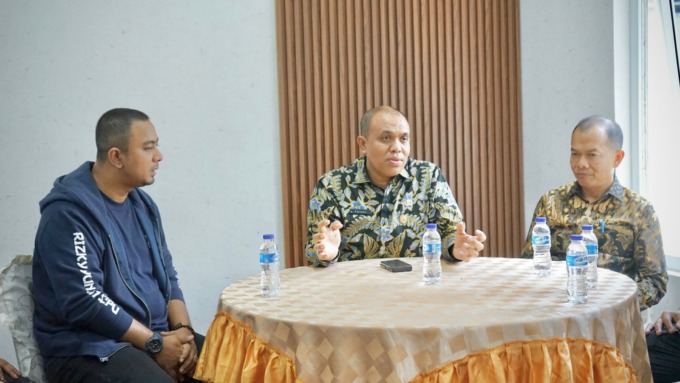 DISKUSI: Pj Bupati Langkat M Faisal Hasrimy (tengah) saat berdiskusi dengan Ketus KNPI Langkat Rizky Yunanda Sitepu (kiri). (Istimewa)
