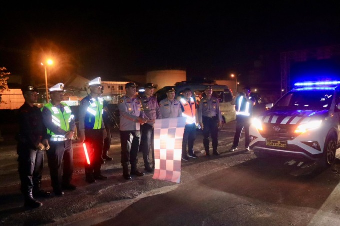 PIMPIN: Kapolres Pelabuhan Belawan AKBP Janton Silaban, memimpin acara pelepasan keberangkatan logistik event F1H20 Power Boat dari Terminal Belawan International Container Terminal (BICT) Belawan, Sabtu (24/2). (Istimewa)