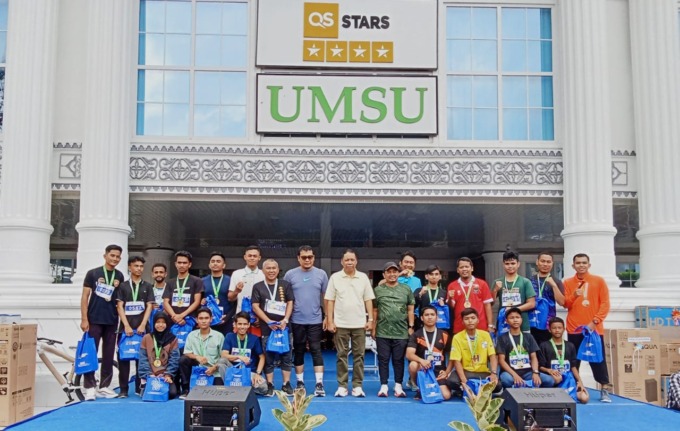 TERCEPAT: Rektor UMSU Prof Dr Agussani MAP (tengah) didampingi wakil rektor II dan III bersama peserta lari yang mencapai finish tercepat, Minggu (25/2).DEDDI MULIA PURBA/SUMUT POS.