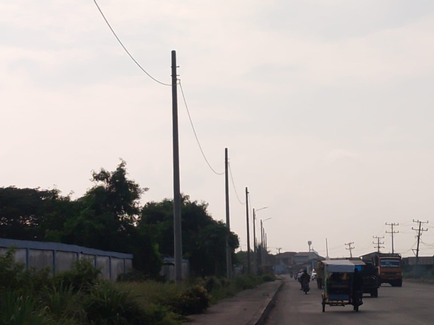DICURI MALING: Puluhan lampu penerangan jalan umum (LPJU) bertenaga surya yang berada di sepanjang Jalan Pelabuhan Raya, Kelurahan Bagan Deli, Kecamatan Medan Belawan, raib dicuri kawanan maling, Senin (26/2/2024).