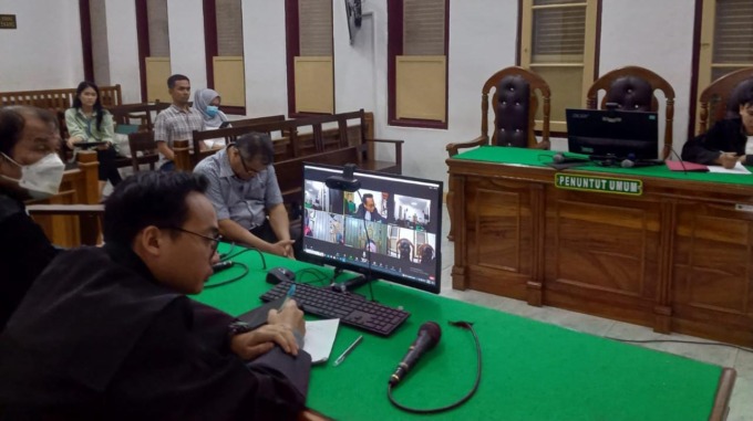 JALANI SIDANG: Eks Kapala SMK Pencawan Medan, Restu Utama Pencawan saat menjalani sidang di PN Medan beberapa waktu lalu. (Ist)