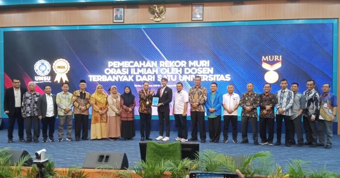 REKOR MURI: Rektor UMSU Prof Dr Agussani MAP (9 kiri) menerima sertifikat rekor Muri bersama ketua BPH UMSU, perwakilan Muri, dosen yang menyampaikan orasi ilmiah, Selasa (27/2).DEDDI MULIA PURBA/SUMUT POS.