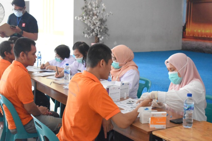 IKUTI: Warga Binaan Rumah Tahanan Negara (Rutan) Kelas I Labuhan Deli Kanwil Kemenkumham Sumut mengikuti kegiatan Skrining HIV dan penyakit Sifilis, bdi Aula Lantai 3 Rutan Labuhan Deli, Rabu (28/02/2024).
